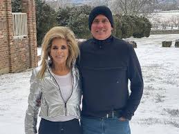 The epic adventures, died saturday with his wife and five others in the crash of a small jet near nashville, authorities said. Mnjei8rjom4dfm