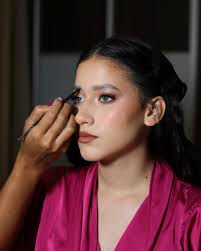 Toques finales ✨ Capturada por el lente de @aguasantalopezz 📸 #quinceañera  #makeupartist #maquilladorenmargarita