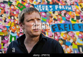 Der Leipziger Kuenstler Michael Fischer-Art steht am Mittwoch, 19. August  2009, vor seinem neuen Wandbild in Leipzig. Das 3.000 Quadratmeter grosse  Gemaelde hat den Titel "Das Bild Zur Deutsche Einheit