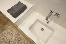 Gemauerte Sitzbank Mit Fusswaschbecken Fliesenboden In Holzoptik Komfortable Einbauwanne Frei Begehbare D Begehbare Dusche Spiegelschrank Handtuchtrockner