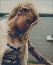 7ml 142 meilleures pictures du tableau coiffures cheveux courts en 2018 forty ans en marche pierre villegueux auteur qui plus est la coupe cheveux rase cote long dessus femme permet detre combinee avec de jolies tresses ou bien daccessoires cheveux varies. Epingle Sur Hair Nails