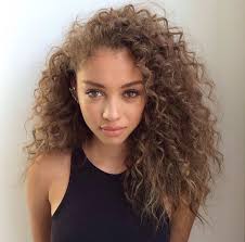 1001 Ideas For Stunning Hairstyles For Curly Hair That Curly Hair Hairstyles Side Brunette Long Na In 2020 Curly Light Brown Hair Light Hair Color Light Hair