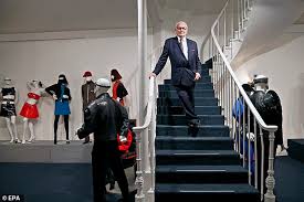 His fashions were later worn by big names such as eva peron, rita hayworth, elizabeth taylor, brigitte bardot, jeanne moreau, mia farrow, and jacqueline kennedy among others. Pierre Cardin The Fashion Designer Who Dressed The Beatles And Elizabeth Taylor Dies Aged 98 Express Digest