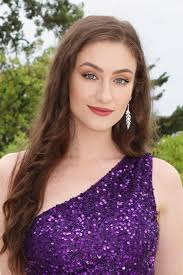 Amber Thorne's Instagram, Twitter & Facebook