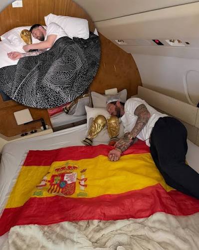 Sergio Ramos has recreated Lionel Messi's iconic World Cup photo, but with  Spain's two trophies 🏆🏆 He won their 2010 title, and handed it over in  2026 🇪🇸