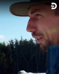 Parker va presencialmente al lugar de la tragedia, donde un derrumbe se  llevó las vidas de sus amigos, recordando donde vivían y lo difícil que fue  afrontar la situación #FiebreDelOro ...