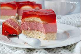 Piękny czerwony kolor truskawek dodaje energii na cały dzień. Ciasto Z Truskawkami I Galaretka I Love Bake