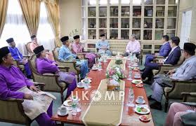Berikut adalah rakaman sidang media menteri komunikasi dan multimedia yang berlangsung di putrajaya. Menteri Besar Pahang Terima Kunjung Hormat Menteri Komunikasi Dan Multimedia Pahang Media