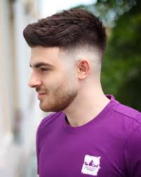Apr 06, 2022 · dagli haircut con doppio taglio e ciuffo a quelli più classici che valorizzano la chioma medio o lunga, le tendenze tagli capelli uomo 2022 primavera estate sono un invito a sperimentare. Capelli Uomo Le Tendenze Per L Autunno Inverno 2020 2021 Capellistyle
