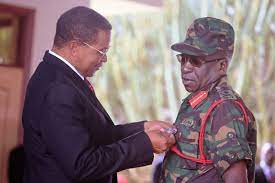 Jakaya mrisho kikwete mwaka 1993 alipokuwa mbunge wa bagamoyo, akiwa na wananchi wa kijiji cha wami mkoko alipokwenda kuwapa. Matukio Jeshini Jk Katika Sherehe Ya Kutunuku Nishani Za Kumbukumbu Ya Miaka 50 Ya Jwtz Wazalendo 25 Blog