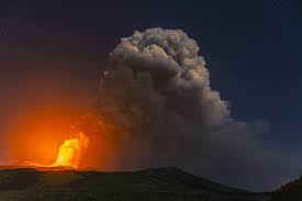 Ennesimo parossismo dell'etna, appena iniziato. L Etna Fa Paura Fontane Di Lava Alte Fino A 7 Km Ilgiornale It