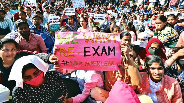 Police exam 'paper leak': Protest in Lucknow, Priyanka seeks CBI probe |  Lucknow News - The Indian Express