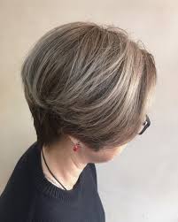 60代のマダムのお客様 細かいハイライトで表面を明るくして おしゃれカラーをオン 根元の白髪染めを生かしてグラデーション 風に染めています 年齢関係なくヘアデザインは楽しまないとね 白髪染め 60代 髪型 バレイヤージュヘアカラー