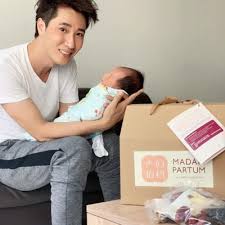 22 şubat 1972 doğumlu) singapurlu bir aktör, televizyon sunucusu, radyo dj'i ve iş adamı. Dasmond Koh S Review On Madam Partum Post Partum Madam Partum