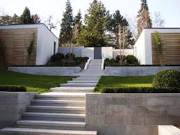 Treppen dieser art sind sache des fachmanns, denn auch ihre anbindung ans haus, entwässerung, wärmedämmung, rutschfestigkeit, stabilität, maßhaltigkeit und nicht zuletzt die optik müssen handwerklich fundiert ausfallen. Bodenbelage Und Treppen Aussen