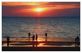 The saltwater recreational lagoon is protected from jellyfish by stinger nets and regular monitoring by local lifeguards (although complete eradication cannot be guaranteed). Mindil Beach A Photo From Northern Territory West Trekearth
