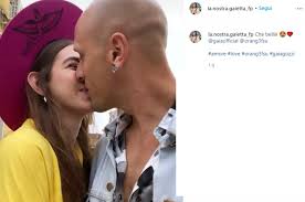 Gaia con il fidanzato in studio ad amici speciali. Rudna8gyhwjv2m