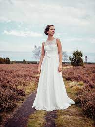 Daher sollte das brautkleid kleine makel verstecken und die schokoladenseite der braut betonen. Spitzen Brautkleider Elementar I Moderne Brautkleider