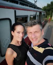 Róbert kárász was born on november 1, 1969 in szigetvár, hungary. Karasz Robert Es 17 Evvel Fiatalabb Baratnoje Roza Igezo Szepseg Hazai Sztar Femina