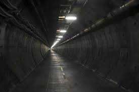 La première jonction entre les chantiers français et britanniques au milieu de la manche est réalisée le 1er décembre 1990 dans la galerie t1, à 15,6 km de la france et 22,3 km de l'angleterre. Reportage Dans Les Entrailles Du Tunnel Sous La Manche