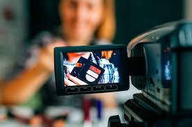Kamera dslr (digital single lens reflex) adalah kamera digital yang memanfaatkan cermin (mirror) untuk mengarahkan cahaya dari lensa ke viewfinder. 5 Kamera Mirrorless Yang Cocok Untuk Vlogger Pemula Hard Rock Fm