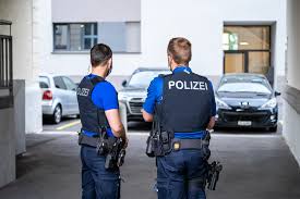 Grosseinsatz in Engwang: Polizei findet menschliche Überreste auf Grundstück – Mann festgenommen