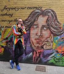 Gallery Owner Frank Odea Holds Framed Foto de stock de contenido editorial 