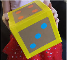 Dicen que no hay nada más saludable como la risa que derrocharás a base de bromas, tareas absurdas y delirios mil en estos pasa un rato genial disfrutando con nuestra sección de juegos divertidos. A Quien Le Toca Juegos Con Dados Para Todos Aprender Juntos