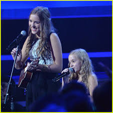 Taylor Swift Sings with Lennon & Maisy Stella at CMA Awards 2013