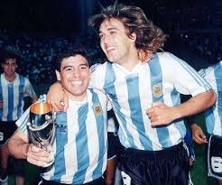 Für diejenigen, die aufgewachsen bin gerade das spiel in den 1990er jahren, batistuta war einer der ersten namen, die in den sinn kommen würde, wenn man an die großartige stürmer. Batigol Das Argentinische Ziel