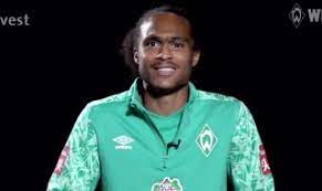 Tahith chong (born 4 december 1999) is a dutch professional footballer who plays as a winger for efl championship club birmingham city, on loan from manchester united. Video Chong Asked Difficult Question On His First Day At Werder Bremen