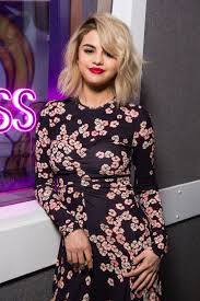 When selena gomez hit the amas red carpet, the beauty obsessed (and everyone else) went crazy. Selena Gomez During Her Interview At Kiss Fm Uk Studios In London Selena Gomez Short Hair Selena Gomez Hair Selena Gomez Blonde Hair