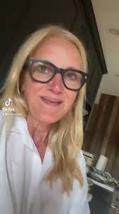 Stephanie Dilling's Instagram, Twitter & Facebook