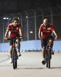 Un coche, y fernando alonso en bicicleta. Fernando Alonso Botin Y Un Paseo En Bicicleta Por Singapur As Com