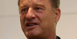 Tom Gerhardt wird mit Pflegeherz geehrt