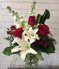 If there was ever a flower house worthy then it would have to be a rose bouquet. Go Big Red In Lincoln Ne House Of Flowers