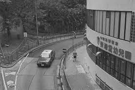 人说汽车 是身份的象征 但是问题就在这里 在香港 日本载你上下的是丰田 toyota 在这里是算中上阶级 在中国计程车是大众 volkswagen 在这里是高级车款 无论你怎么说 汽车在不同的国家诠释不同 hong kong road