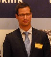 Megismerheti a politikus életrajzát, beszédeit, valamint a választókerületének, a hegyvidéknek a híreit. Gulyas Gergely Baratno Hihetetlen Csaladi Titkokat Arult Gulyas Gergely Tinikent O Volt A Kedvenc Politikusa Blikk A Fradinak Adja Az Epulo Arenat A Kormany