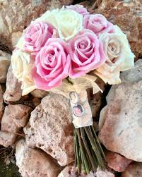 Si deseas un ramo más sutil, escoge colores similares al vestido de novia. Camafeo Archivos Anais Floristas