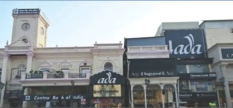 Colonial heritage architecture along Hazratganj promenade, AI generated