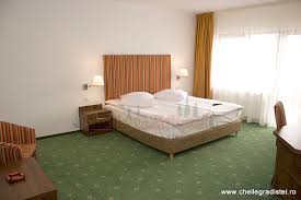 Situat în apropiere de hotel bucegi 3*, parte a aceluiași complex, hotelul piatra craiului este mai redus ca dimensiuni dar la fel de confortabil. Cazare Hotel Piatra Craiului Oferte Cazare Hotelul Hotel Piatra Craiului