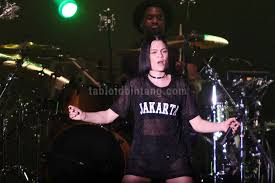 Lirik lagu dan terjemahan bahasa indonesia. Lirik Lagu Jessie J Flashlight Ost Pitch Perfect 2 Tabloidbintang Com