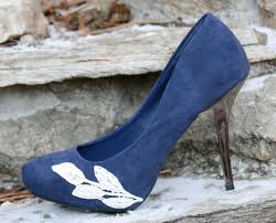 La maggior parte delle boutique propone scarpe sposo blu o nere proprio perché incarnano le tonalità più basiche e che quindi possono essere abbinate a stili diversi con maggior facilità. Sale Sale Blue Bridal Shoes With Ivory Lace Applique Us Etsy Scarpe Da Sposa Blu Scarpe Blu Scarpe Autunnali