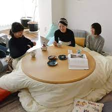 まだまだこたつの季節には早い気もしますが 涼しくなって欲しい気持ちも込めて haremオリジナルの フチも脚もまぁるいこたつ mii kotatsu のご紹介です こたつとしてはもちろん シンプルでかわいいデザインなので季節以外もリビングテーブルとして大活躍ですよ