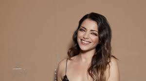 So wunderschön heiratet das neue traumpaar von „gute zeiten, schlechte zeiten auf einem schloss in der nähe von berlin. Gzsz Star Anne Menden So Hat Sich Rolle Emily Verandert Promiflash De