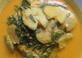 Panaskan minyak, tumis bumbu yang telah dihaluskan bersama daun salam, lengkuas, dan ebi hingga harum. Menu Gulai Jengkol Daun Ubi Nikmat