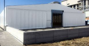 Il manto di copertura generalmente in resistente telo pvc, pannelli sandwich o lamiera. Capannone Retrattile Per Coprire E Scoprire Le Aree Di Stoccaggio Imprese Edili