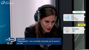 La plupart des gens vivent par procuration en observant la vie des autres gens, à la télévision, dans les magazines et en la commentant autour d'eux. Sa Vie Par Procuration Ou La Semaine Culturelle De Myriam Leroy