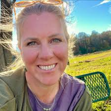 Who can clean a 400 square feet suite in Mills River area every other week?