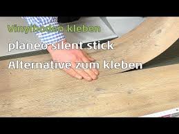 Heute verlegen wir laminat, aber nicht als bodenbelag sondern wir benutzen es zur kreativen wandgestaltung einer küche. Vinylboden Kleben Planeo Silent Stick Die Alternative Zum Kleber Youtube Vinylboden Vinylboden Kleben Pvc Planken